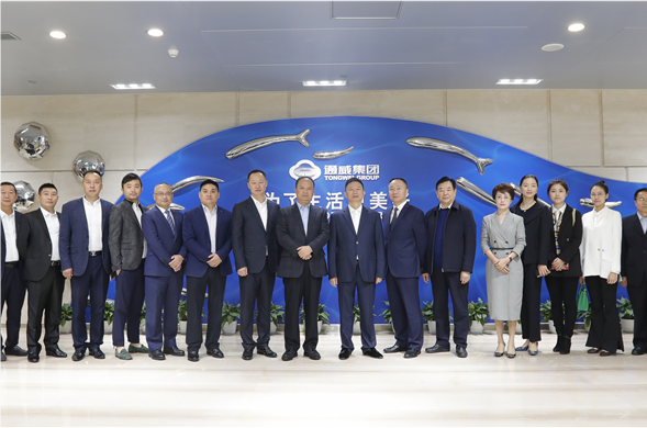 壹定发最新官方网站水务集团董事长费功全一行参观考察通威集团